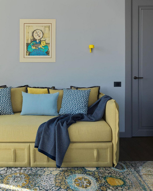 Стильний жовтий диван в сучасному інтер'єрі з дерев'яною підлогою та килимом.