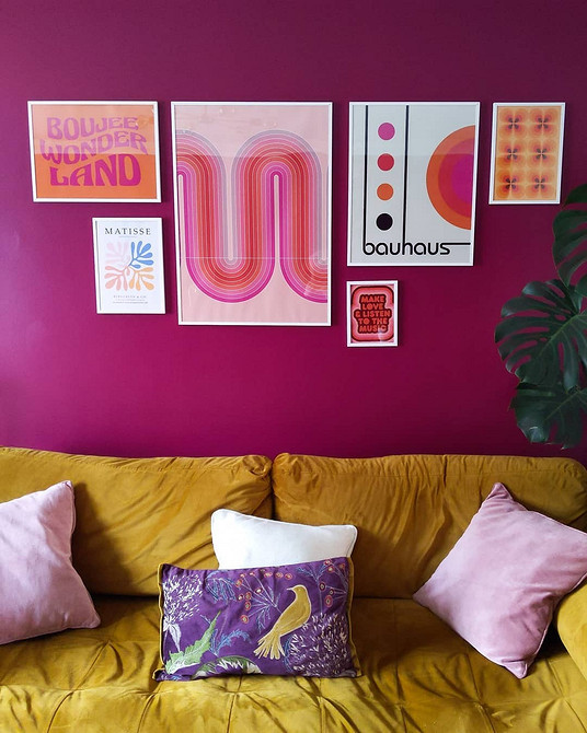 Жовтий диван в поєднанні з синіми акцентами у вітальні, стильне колірне рішення інтер'єру.