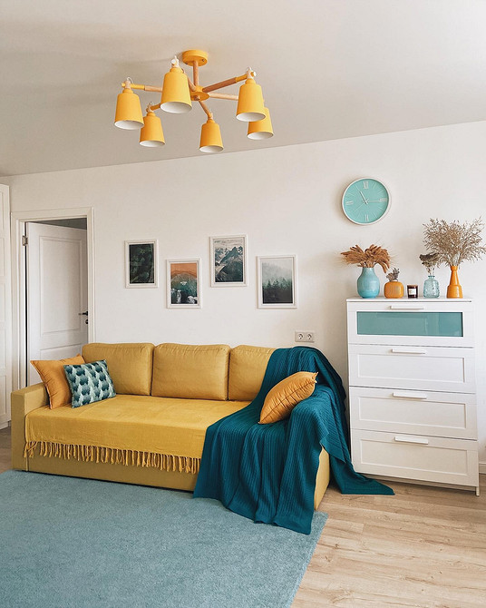 Затишна дитяча кімната з жовтим диваном: ідеальне місце для ігор та відпочинку дитини