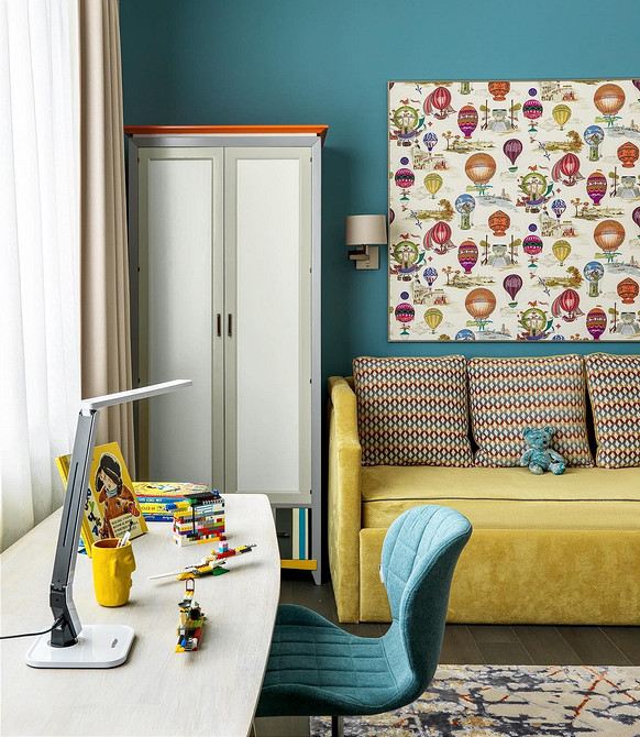 Жовтий диван в інтер'єрі з білими стінами та дерев'яною підлогою, світлий дизайн