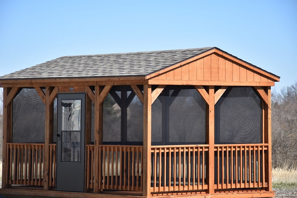 Садові меблі для альтанки: зручний диван та крісла для відпочинку на природі.