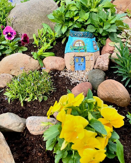 Альпійська гірка для маленького саду з каменів та низькорослих рослин