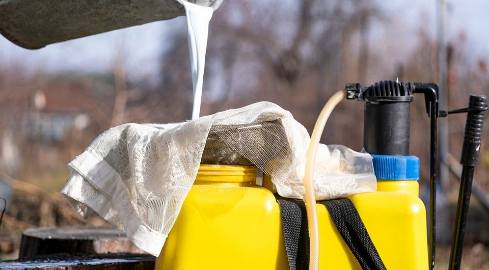 Обробка ґрунту восени біопрепаратами для знезараження та покращення родючості в 2026 році.