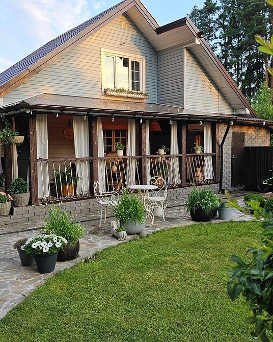 Квітучі вазони з фуксією та іншими рослинами, що підходять для балкону.