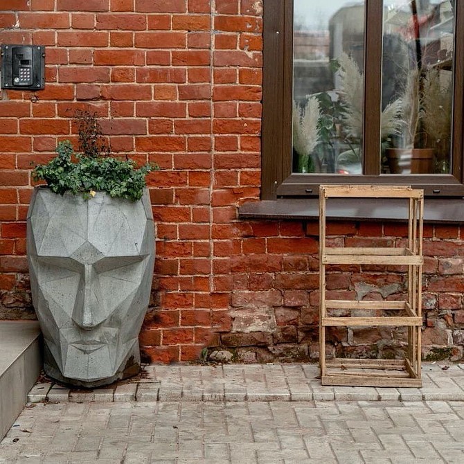 Яскраво квітучі рослини у вазонах, що додають кольору маленькому балкону