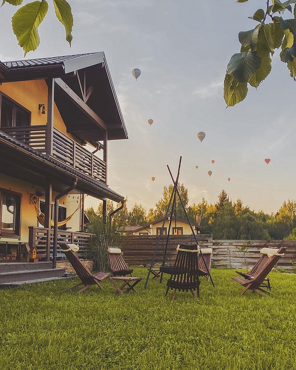 Зона відпочинку 2026: затишний куточок з плетеними меблями та декоративними рослинами для релаксу.