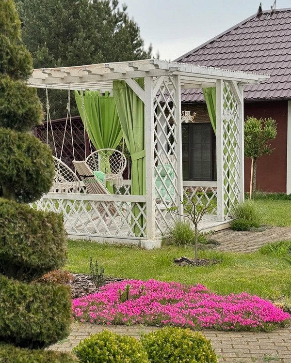 Зона відпочинку 2026: стильний куточок з садовими меблями та декоративним освітленням для вечірнього релаксу.