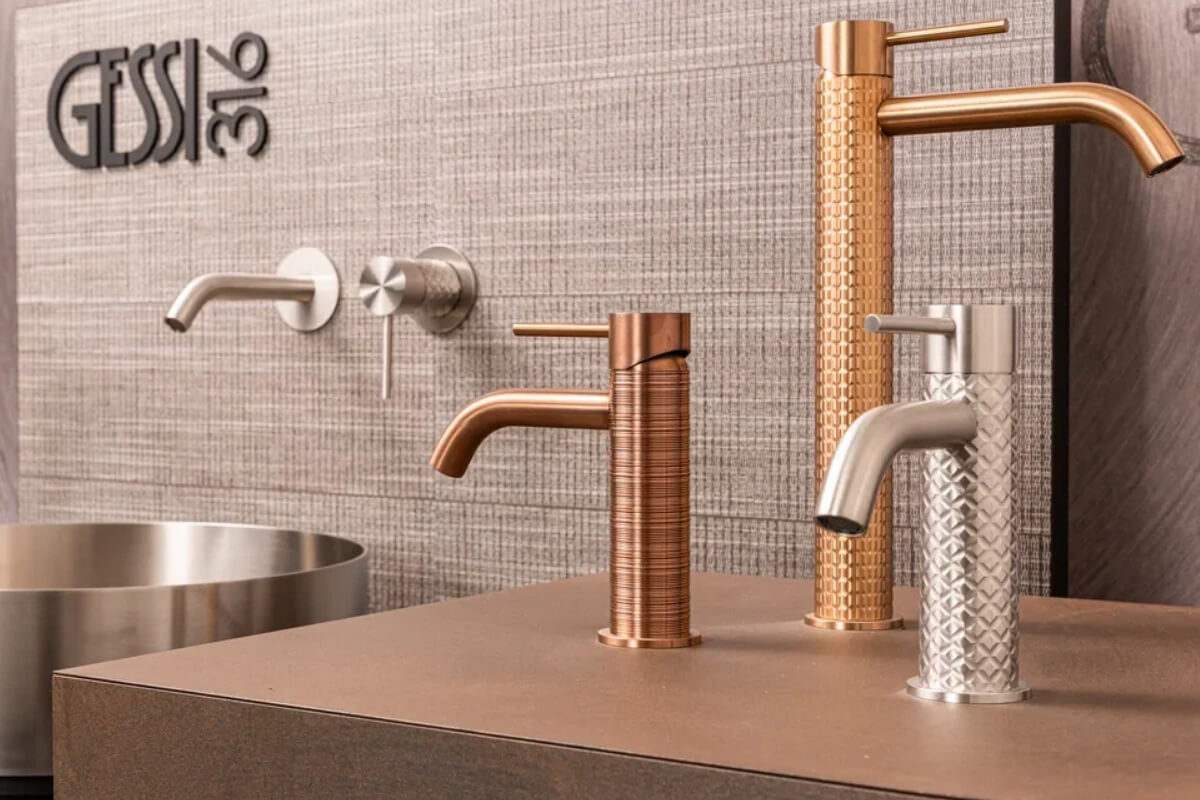 Яскрава кольорова сантехніка у ванній кімнаті: сміливе інтер'єрне рішення з акцентом на колір.