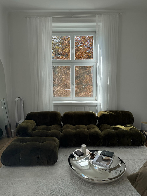 Елегантний кутовий диван з м'якою оббивкою в сучасному дизайні 2026 року.