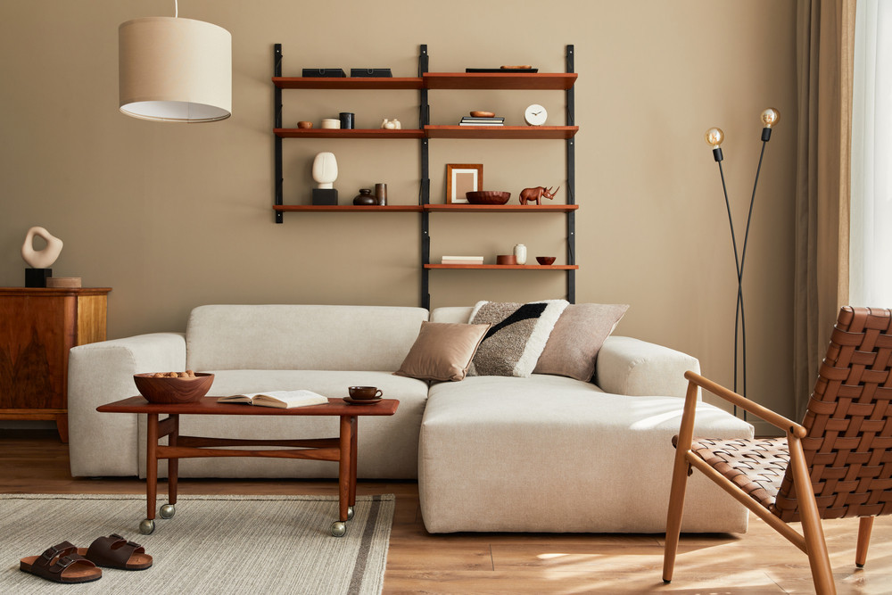 Модульний диван сірого кольору в сучасному інтер'єрі 2026