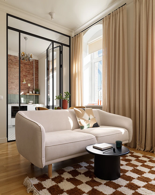 Стильний кутовий диван з м'якою оббивкою в інтер'єрі вітальні 2026 року