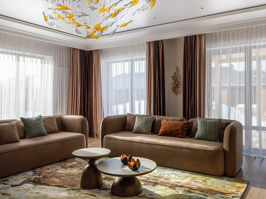 Диван з яскравою оббивкою, акцентний елемент сучасного інтер'єру 2026.