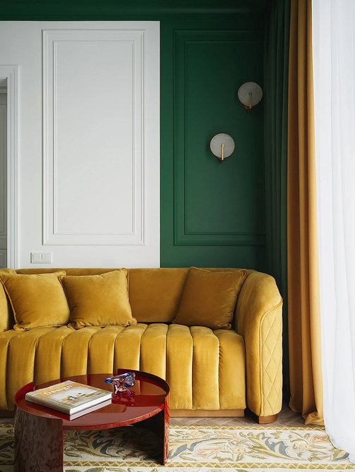 Комфортний диван з подушками в сучасному інтер'єрі, тенденції 2026