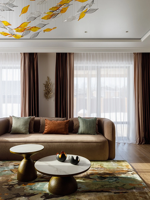 Диван з натуральної шкіри в сучасному класичному інтер'єрі 2026 року