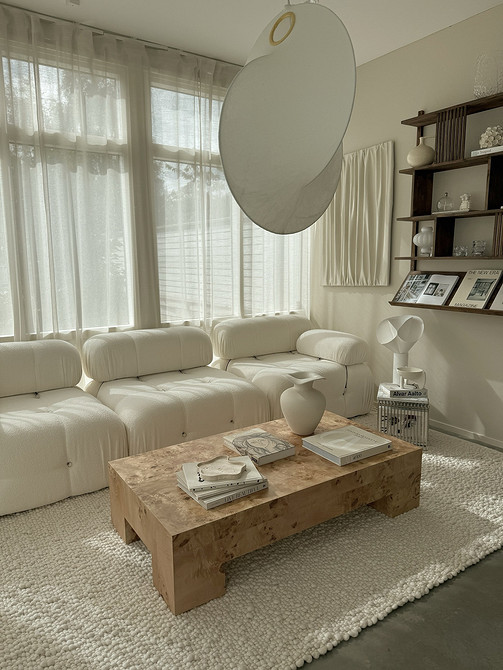 Світлий інтер'єр з диваном, оббитим тканиною з виразною текстурою 2026.