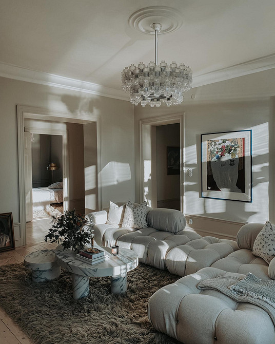 Диван з дерев'яними ніжками в скандинавському стилі, тренд 2026