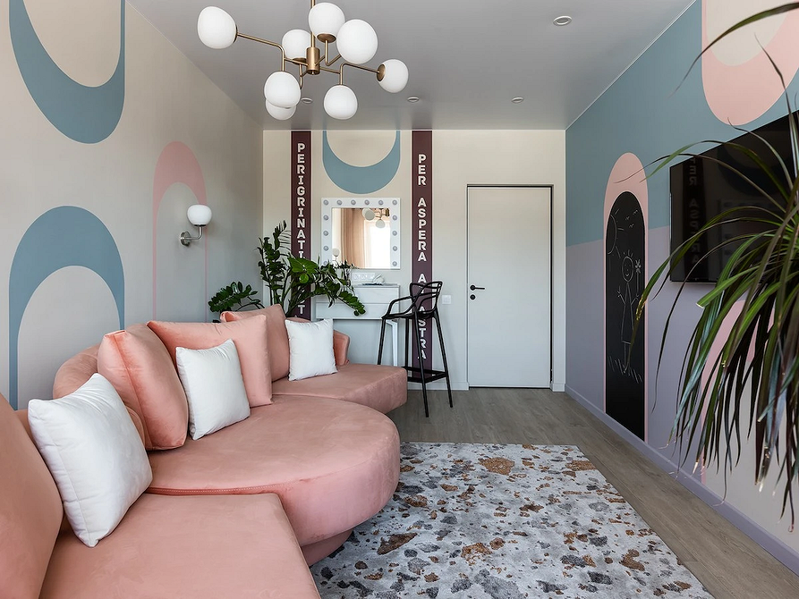 Сучасний диван з геометричним принтом, тренд дизайну інтер'єру 2026