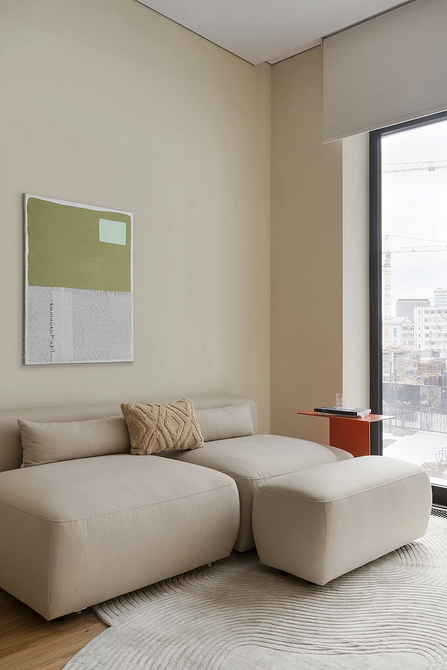 Інноваційний модульний диван 2026 у світлому сучасному інтер'єрі вітальні.