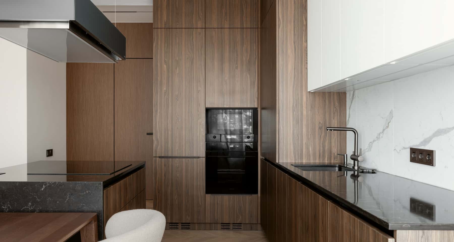 Коридор в трикімнатній квартирі 2026 з сучасним освітленням та дзеркалами