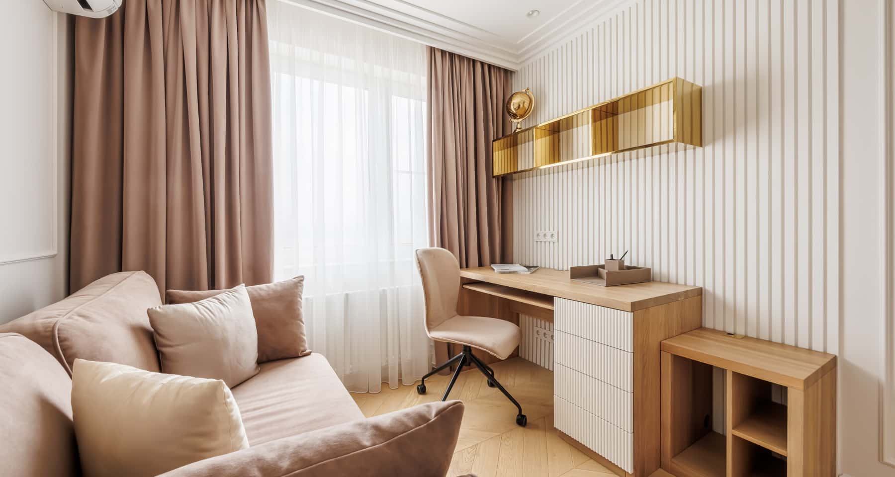 Дизайнерський ремонт 2026: унікальна фреска на стіні в спальні