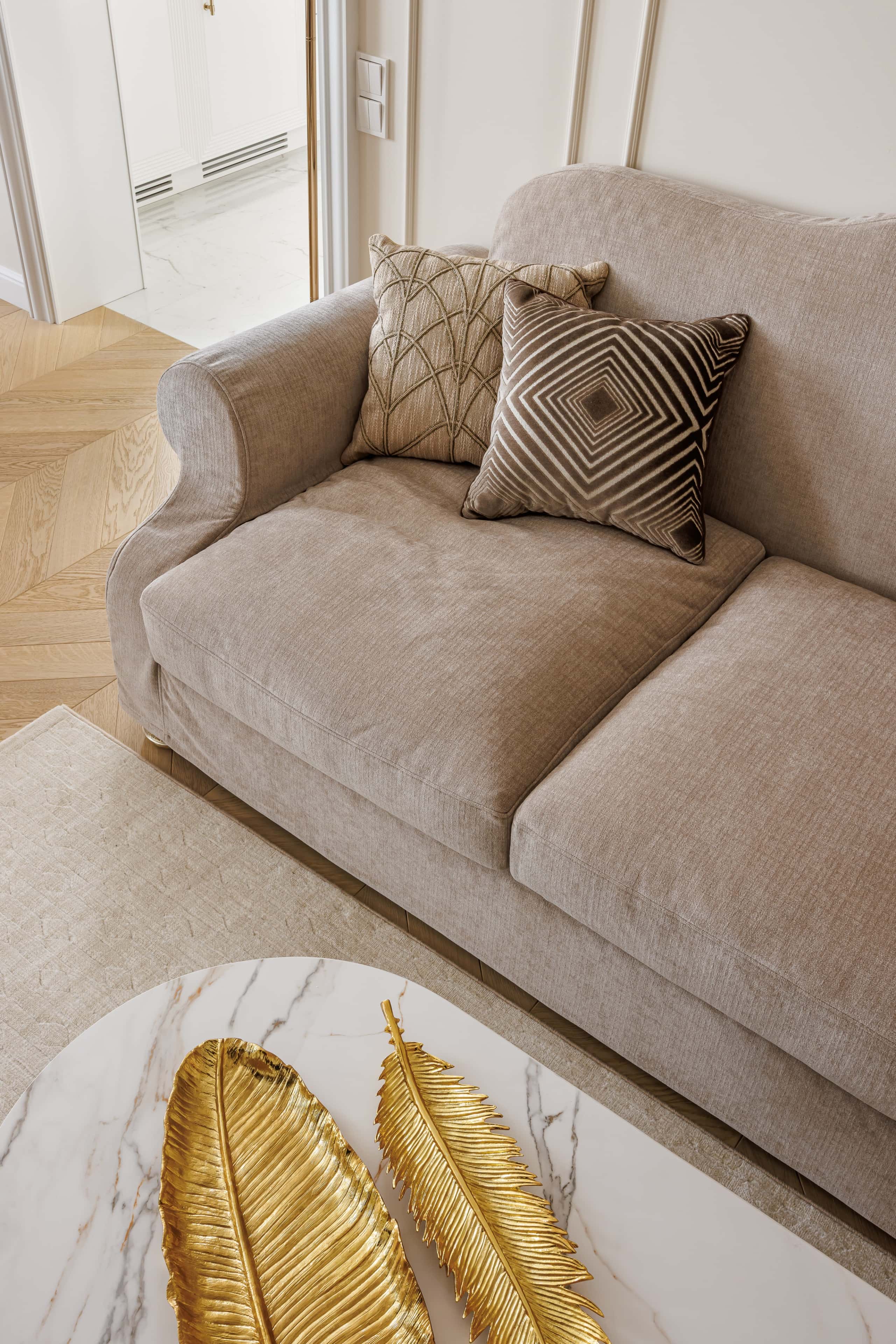 Елітний ремонт: вітальня з каміном та дизайнерськими меблями