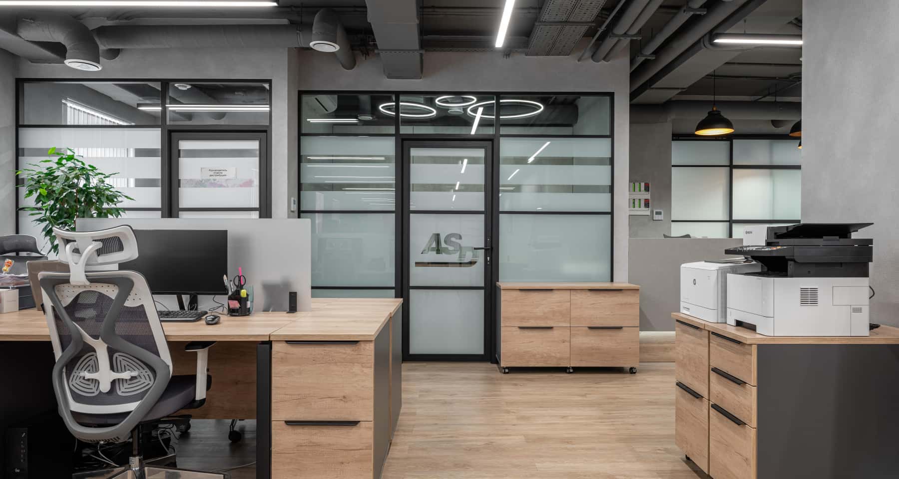 Мінімалістичний офісний інтер'єр 2026: світлий простір з акцентом на функціональності та простоті.