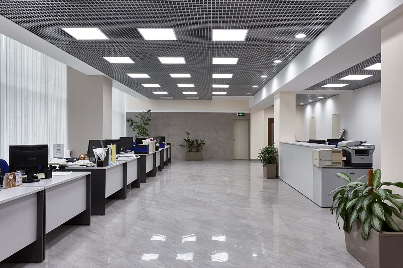 Сучасний офісний інтер'єр в стилі мінімалізм 2026 з лаконічними формами