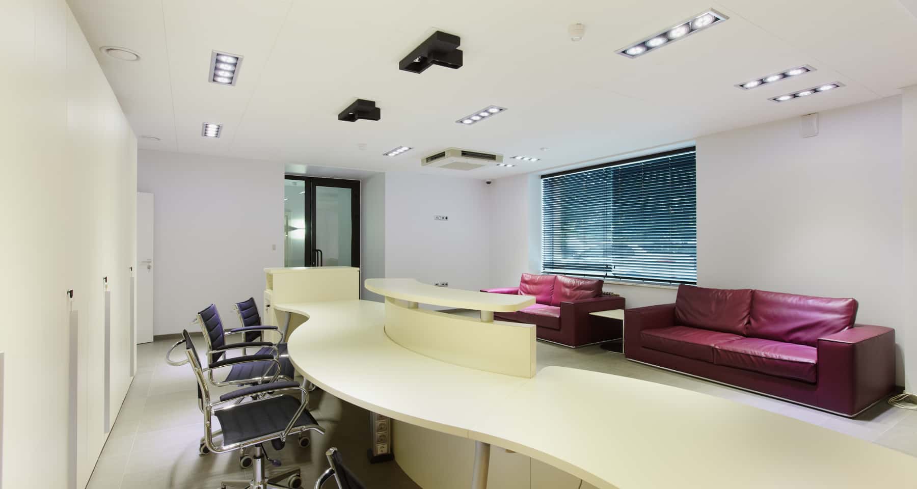 Мінімалізм в офісі: простір, світло та функціональність в дизайні інтер'єру 2026