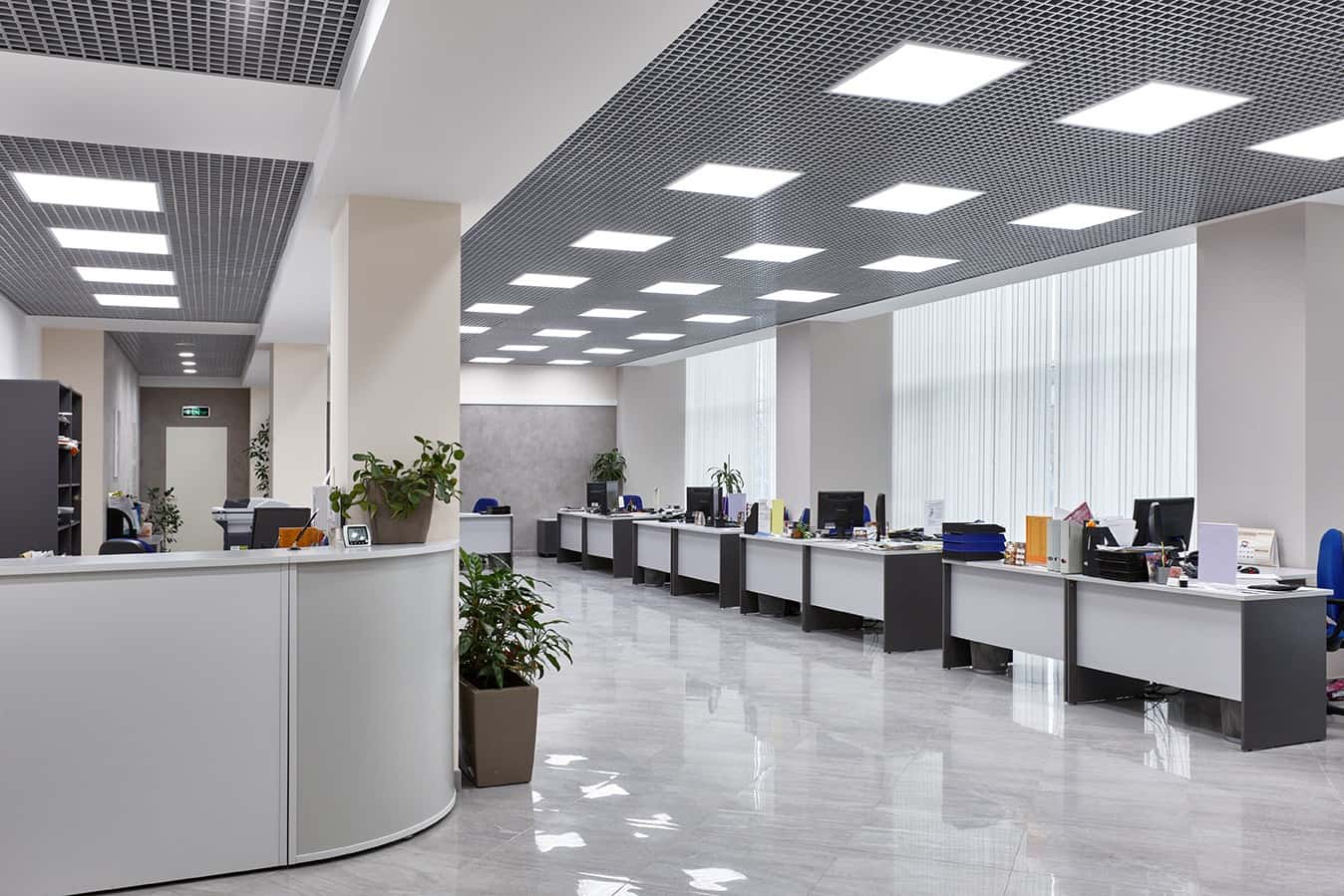 Сучасний дизайн офісу 2026 в стилі мінімалізм з лаконічними меблями