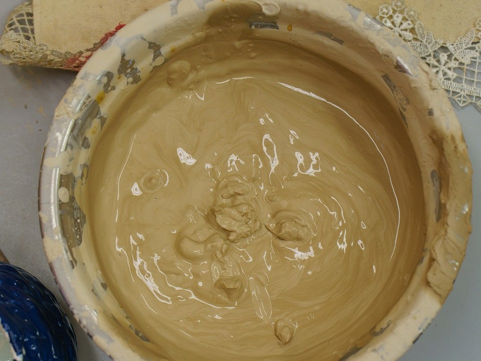 Огляд клубнів жоржин перед зберіганням: видалення пошкоджених частин та дезінфекція.