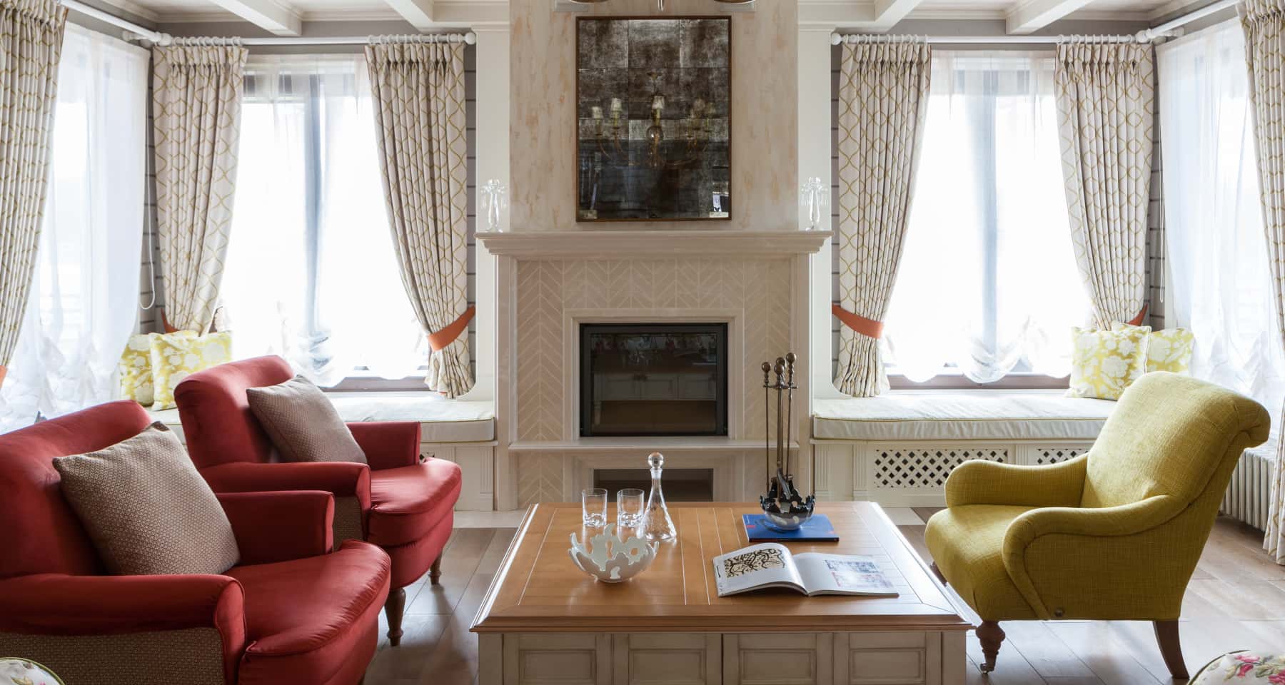 Затишна вітальня в стилі прованс з віннтажною люстрою та світлими тонами