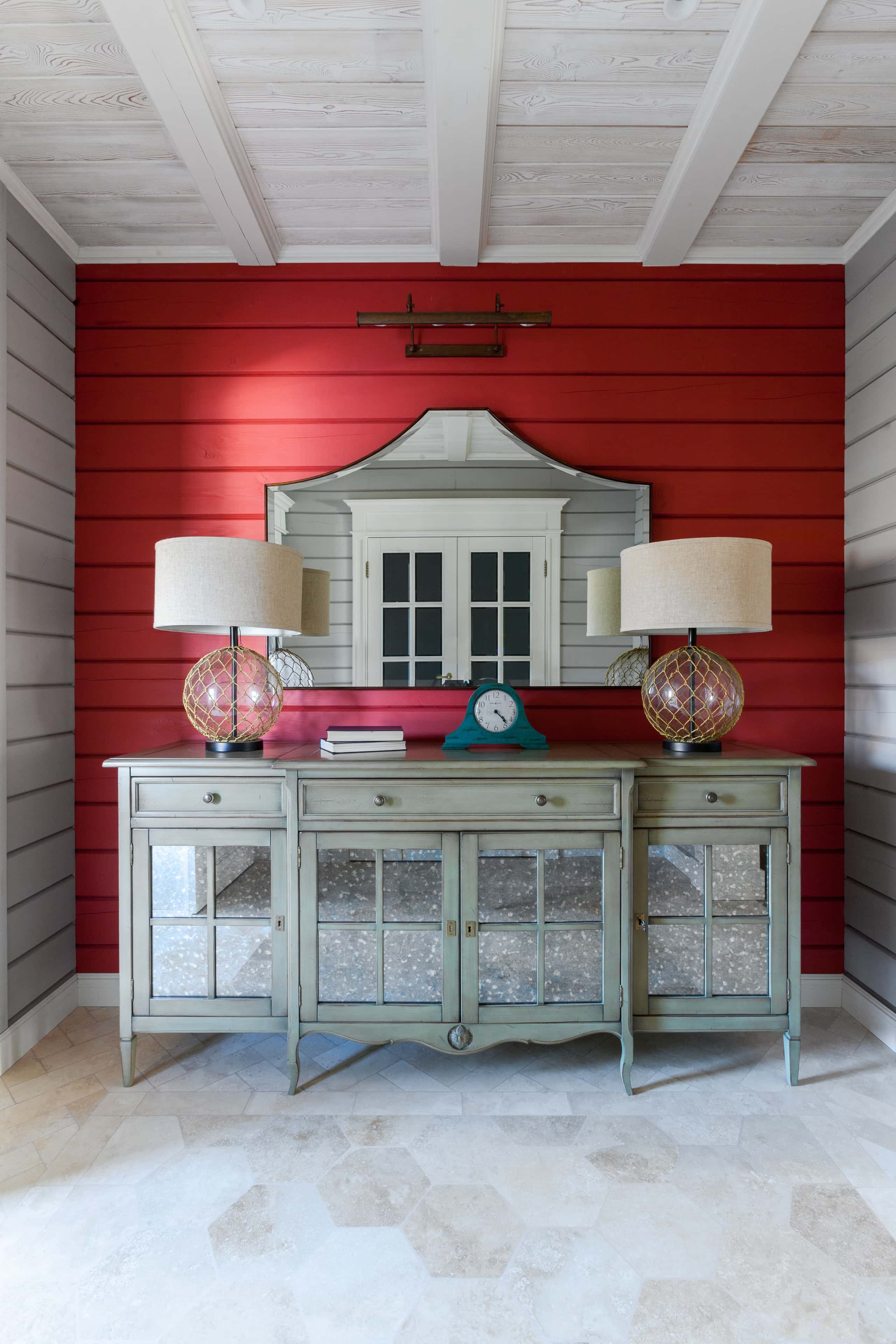 Яскравий інтер'єр в стилі прованс з дерев'яними елементами та акцентом на вінтажні деталі