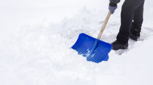 Як правильно прибирати сніг біля дому: поради для здоровя та ефективності — Як прибрати сніг з двору