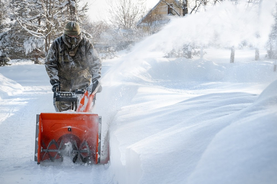 Інструменти для прибирання снігу: лопати, скрепери та засоби проти обледеніння