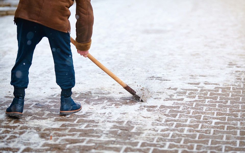 Безпечне прибирання снігу: поради щодо уникнення травм та перевтоми