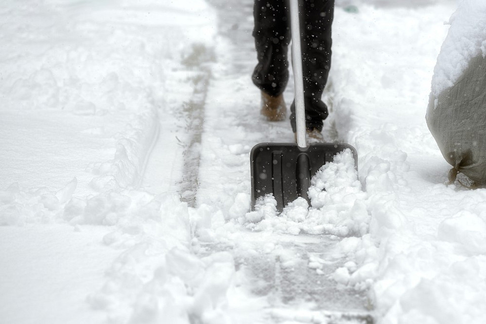 Прибирання снігу біля будинку: важливість регулярного очищення доріжок
