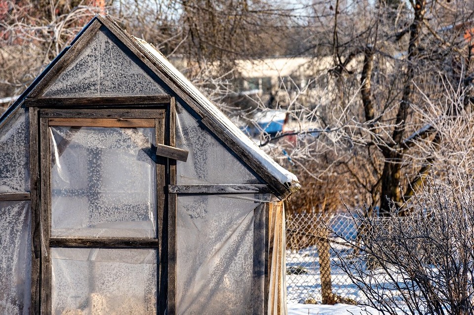 Надійне кріплення плівки на теплиці для захисту рослин від негоди та забезпечення тепла.