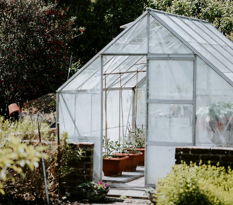 Практичні поради з кріплення плівки на теплицю для забезпечення максимальної ефективності.