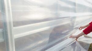 Плівка на теплиці: надійне кріплення – запорука врожаю! — Як натягнути плівку на теплицю