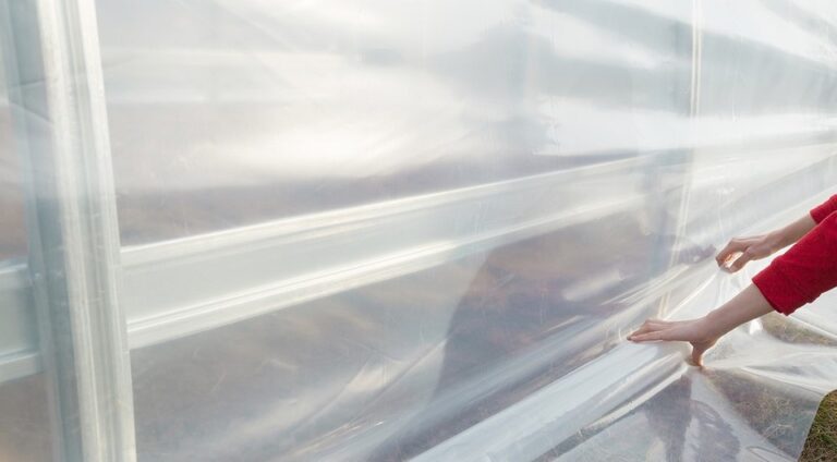 Плівка на теплиці: надійне кріплення – запорука врожаю! — Як натягнути плівку на теплицю