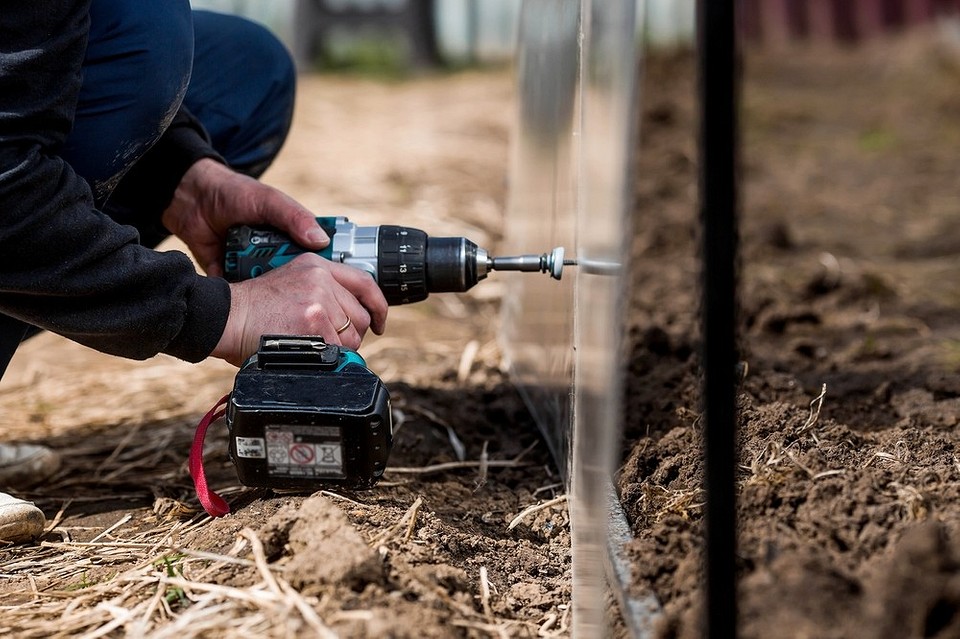 Інноваційні та перевірені часом способи кріплення плівки на теплицях різних розмірів.