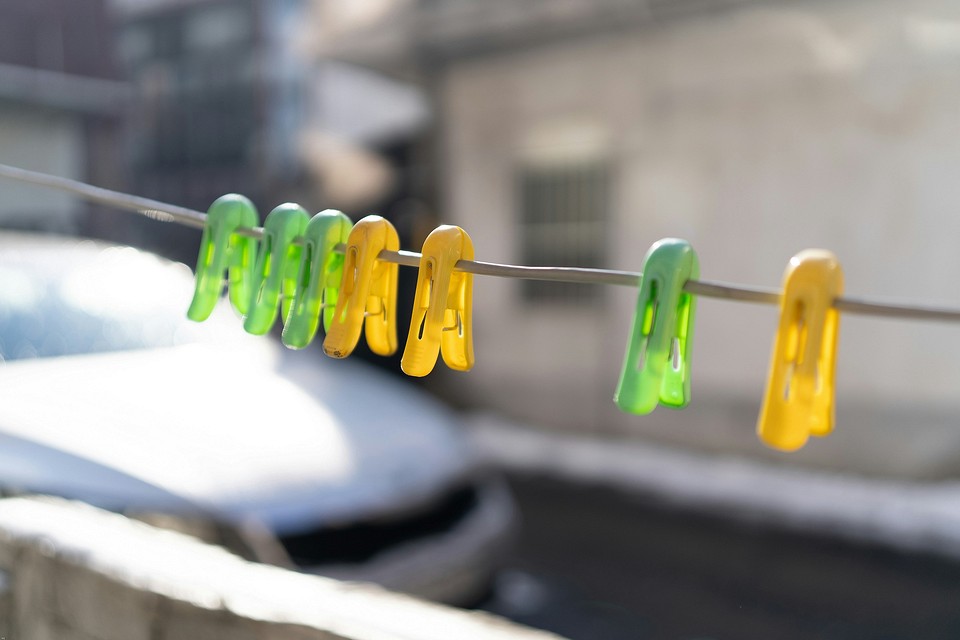 Як правильно зафіксувати плівку на теплиці, щоб уникнути пошкоджень та забезпечити довговічність.