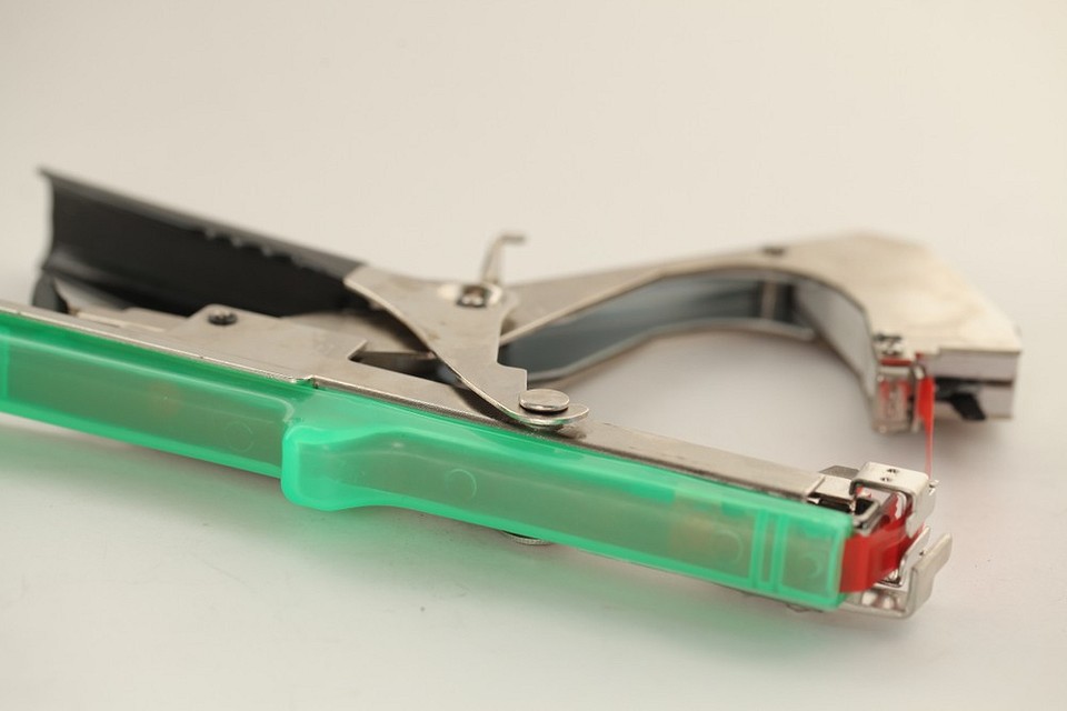 Садовий тапенер: зручний інструмент для підв'язування помідорів та інших рослин