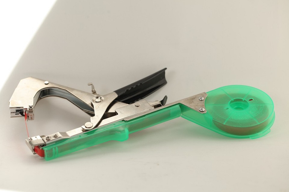 Інструкція з використання садового степлера для підв'язування рослин, тапенер в роботі