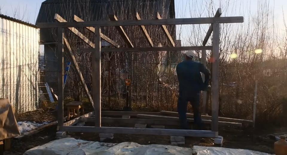 Захист дерев'яного вольєра від вологи: обробка антисептиком та гідроізоляційні матеріали