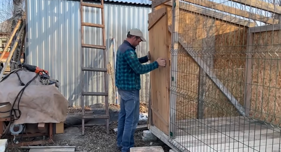 Приклад готового вольєра для великої собаки з дерева на задньому дворі