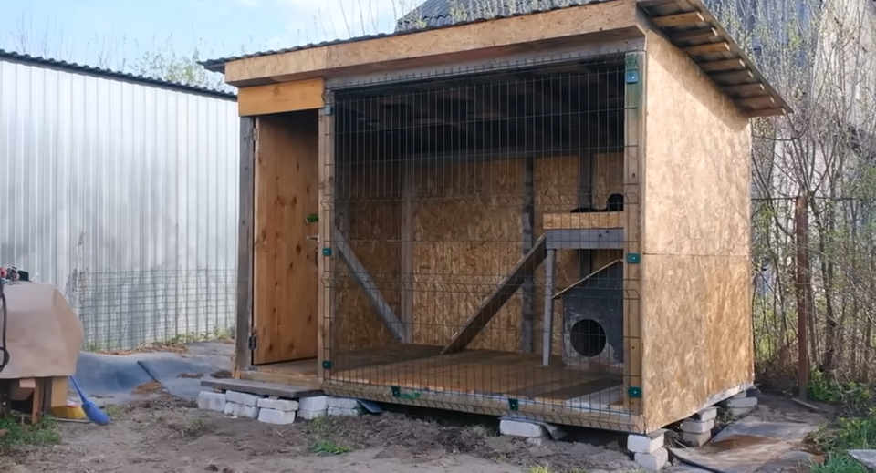 Готовий вольєр для собаки з захистом від вологи та дахом для комфорту