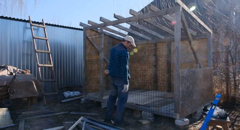 Сучасний дизайн вольєра для собаки з дерева 2024: естетика та практичність