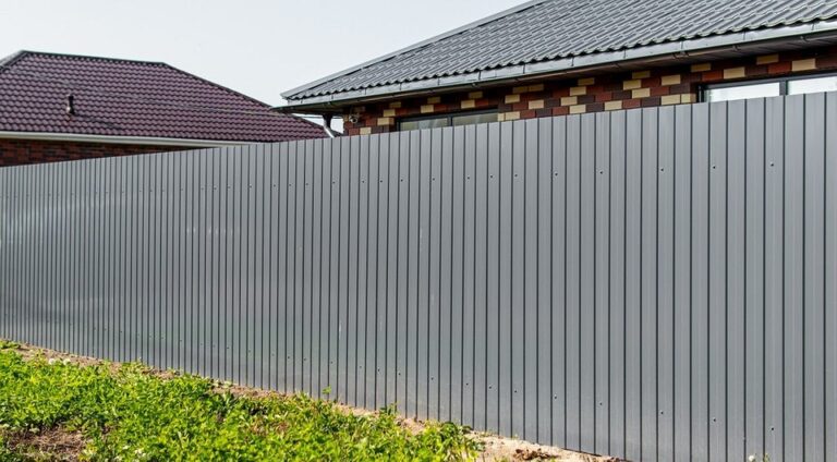 Забір з профнастилу своїми руками