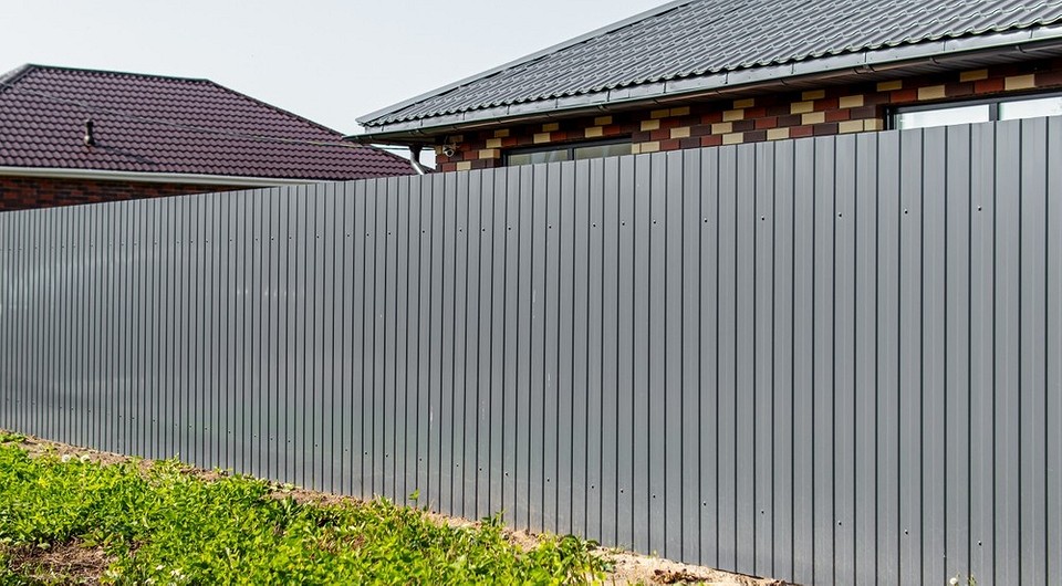 Схема монтажу забору з профнастилу своїми руками: сучасні огорожі для звукоізоляції ділянки